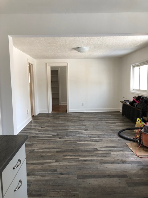 Renovated 2 bedrms in triplex, deck, backyard, parking & laundry - Photo 9