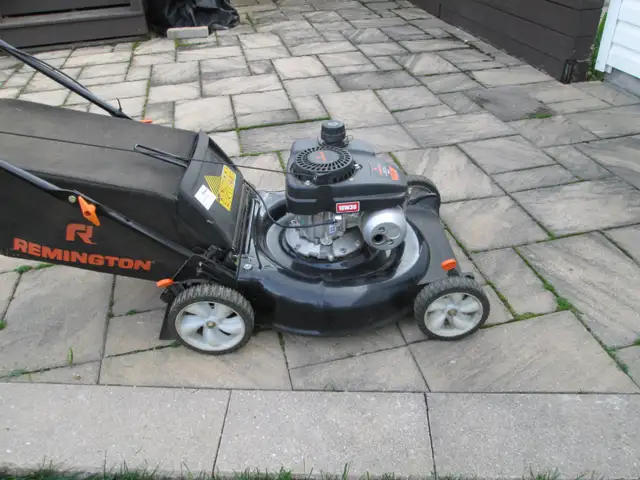 19' REMINGTON GAS LAWNMOWER - Photo 2