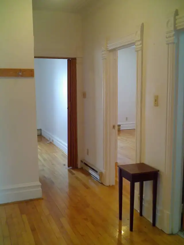3 Beds 1 Bath Apartment - Photo 2