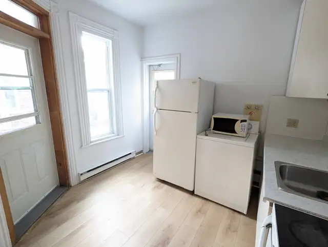 3 Beds 1 Bath Apartment - Photo 3