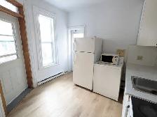 3 Beds 1 Bath Apartment - Photo 3