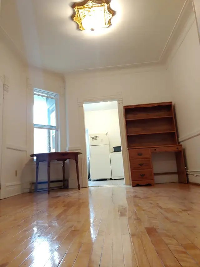 3 Beds 1 Bath Apartment - Photo 6