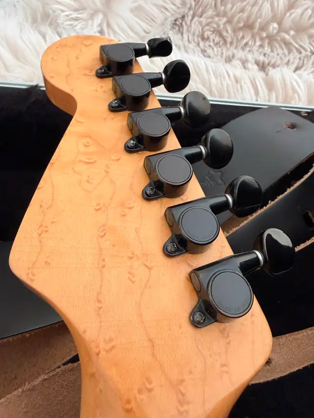 Late 80’s Charvel custom shop W/ GORGEOUS bird’s eye maple - Photo 8