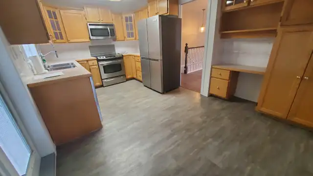 3 BEDS/2 BATHS HOUSE WITH GARAGE NEAR WALMART 250-649-5694