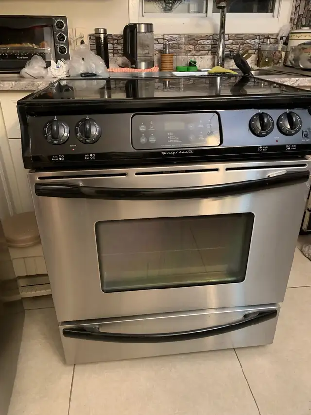 Poêle de marque Frigidaire à vendre