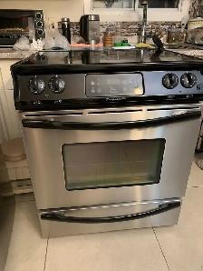 Poêle de marque Frigidaire à vendre