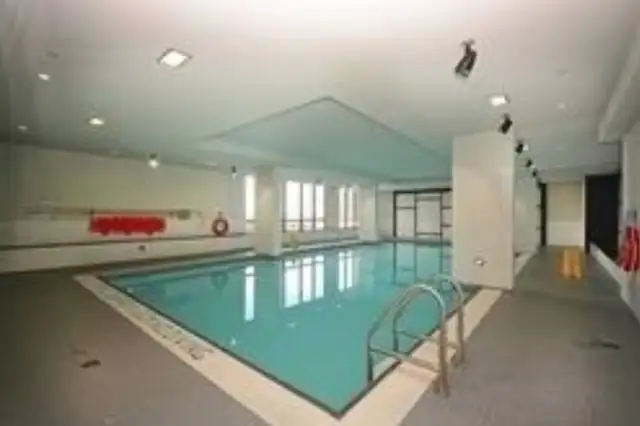 Square Q1 Condo 1 bdrm   den for rent, starting Jun 01 / earlier - Photo 3
