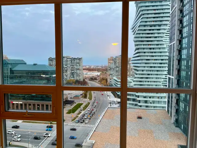 Square Q1 Condo 1 bdrm   den for rent, starting Jun 01 / earlier - Photo 5