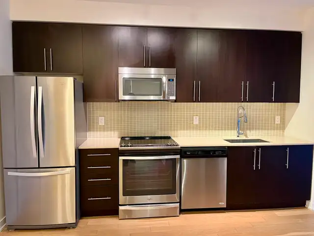 Square Q1 Condo 1 bdrm   den for rent, starting Jun 01 / earlier - Photo 9