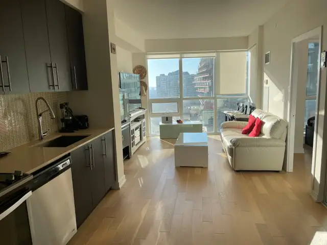 Square Q1 Condo 1 bdrm   den for rent, starting Jun 01 / earlier - Photo 10