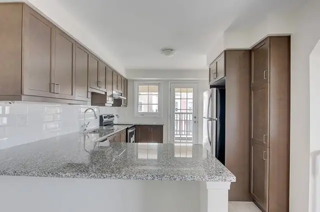Richmond Hill Townhome for Sublease - 3 1 BR / 3 Bath (Mid June) - Photo 3