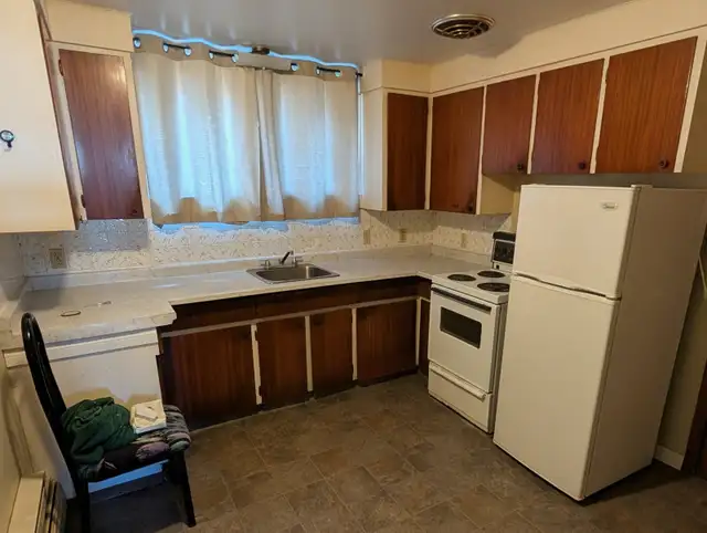 Spacious, Vacant and Clean 2 Bedroom Apartment For Rent - Photo 3