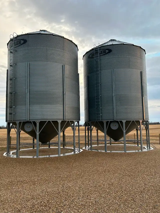 Grain Bins - Photo 2