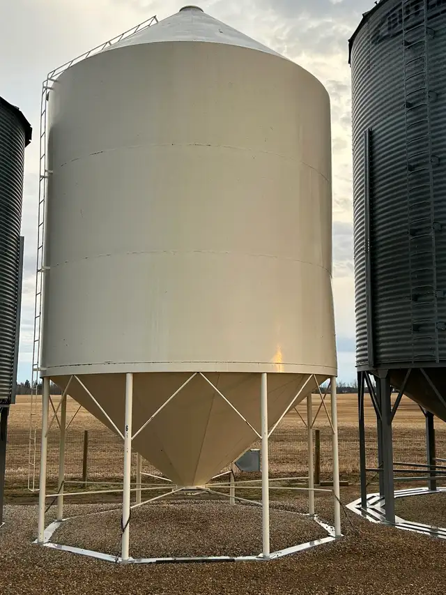 Grain Bins - Photo 4