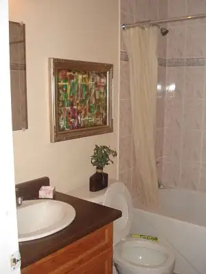 Clean, Spacious Room for Rent – June 1 Move-In - Photo 3