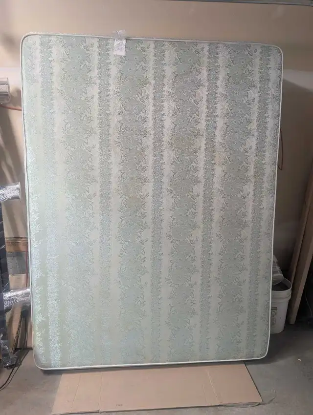 Queen Bed - Can Deliver - Photo 2