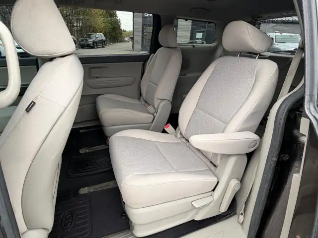 2017 Kia Sedona LX LX | 7 PASSENGER | B/U CAM | BLUETOOTH | A... - Photo 10