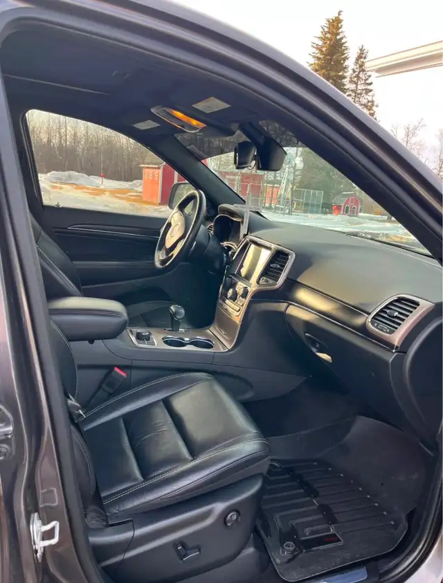 2015 Jeep Grand Cherokee Limited w/ aftermarket rims & New Tires - Photo 4