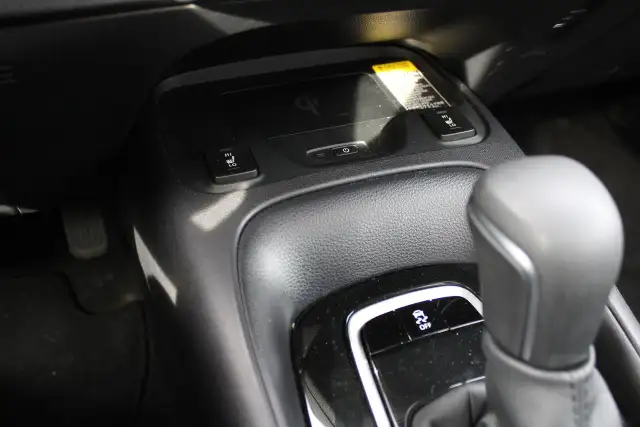 2025 Toyota Corolla LE - Photo 9