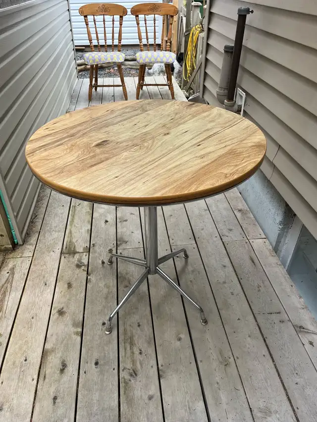 small kitchen table and two wooden chairs - Photo 2