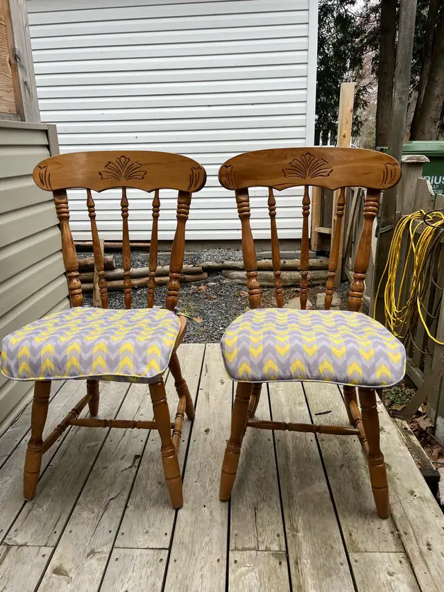 small kitchen table and two wooden chairs - Photo 3