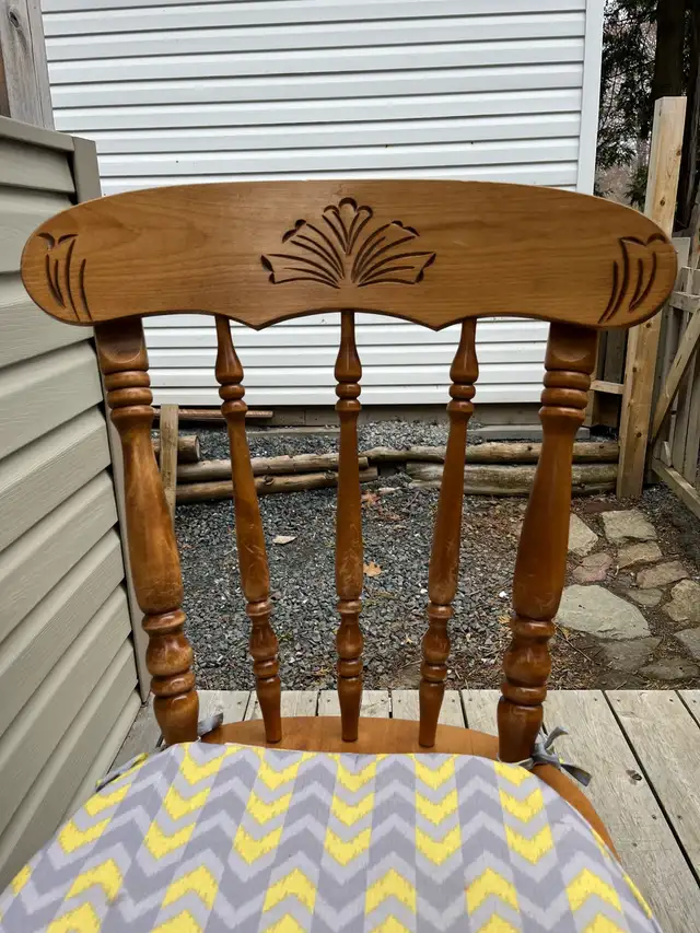 small kitchen table and two wooden chairs - Photo 4