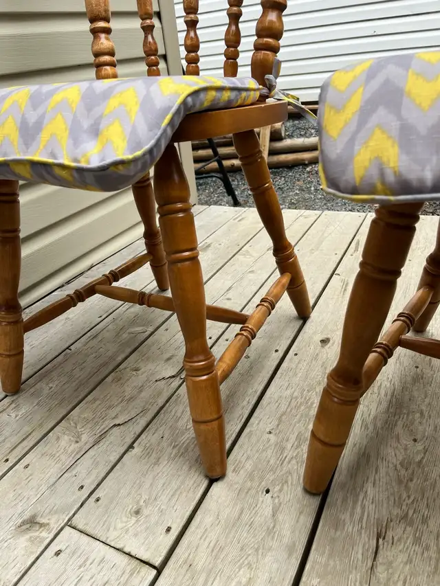 small kitchen table and two wooden chairs - Photo 5