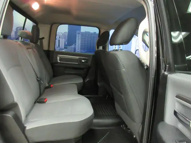 RAM 1500 CLASSIC 2022 EXPRESS NIGHT EDITION CREW-CAB V-6 3.6 LIT - Photo 21