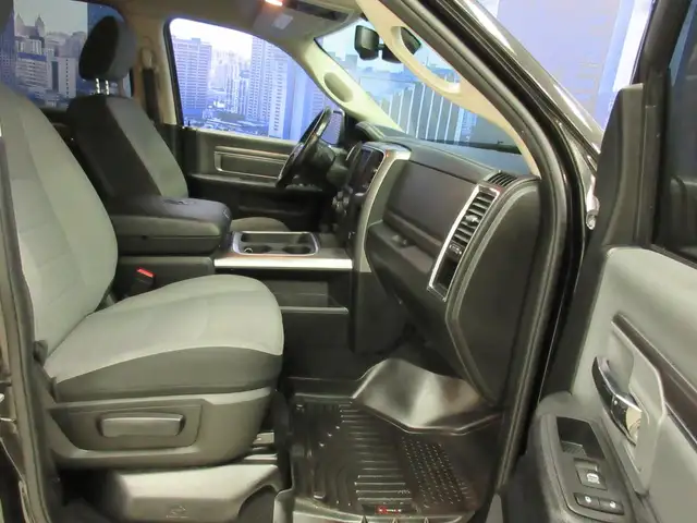 RAM 1500 CLASSIC 2022 EXPRESS NIGHT EDITION CREW-CAB V-6 3.6 LIT - Photo 23