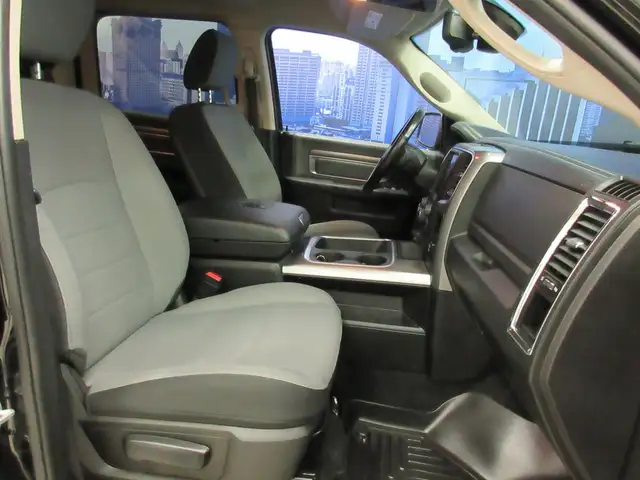 RAM 1500 CLASSIC 2022 EXPRESS NIGHT EDITION CREW-CAB V-6 3.6 LIT - Photo 24