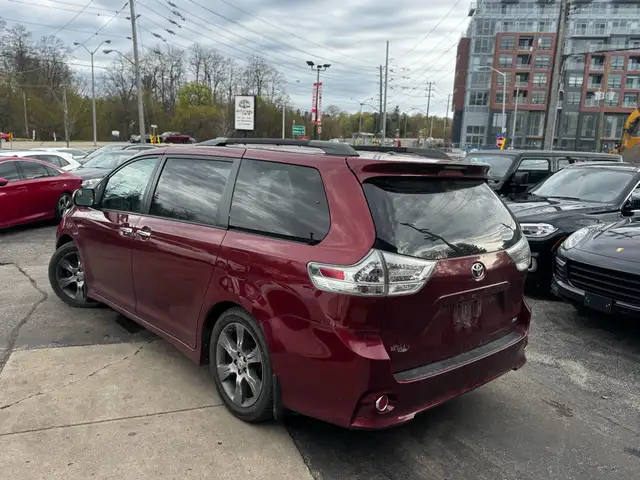 2015 Toyota Sienna 5dr SE 8-Pass FWD - Photo 11
