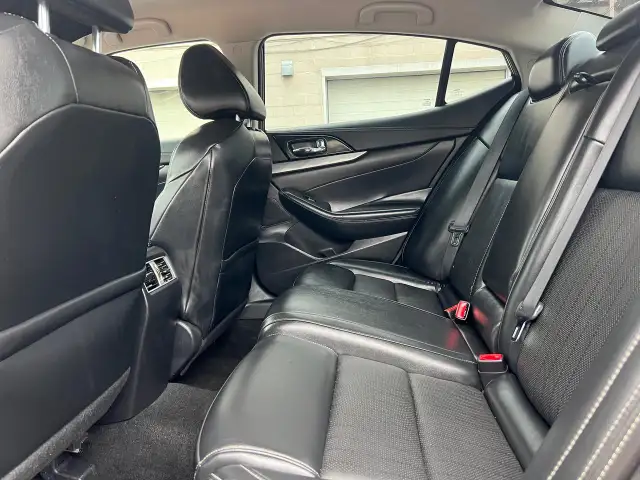 2017 Nissan Maxima LEATHER-NAV-BACK CAM-HEATED SEATS & MORE! - Photo 11