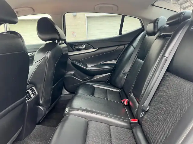 2017 Nissan Maxima LEATHER-NAV-BACK CAM-HEATED SEATS & MORE! - Photo 12
