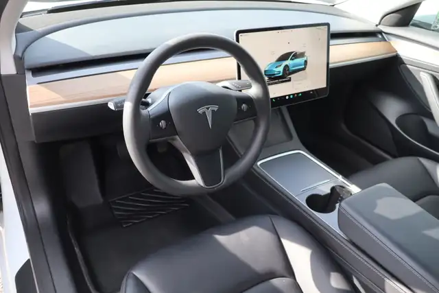 2023 Tesla Model 3 - Photo 9