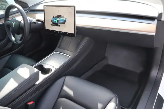 2023 Tesla Model 3 - Photo 11