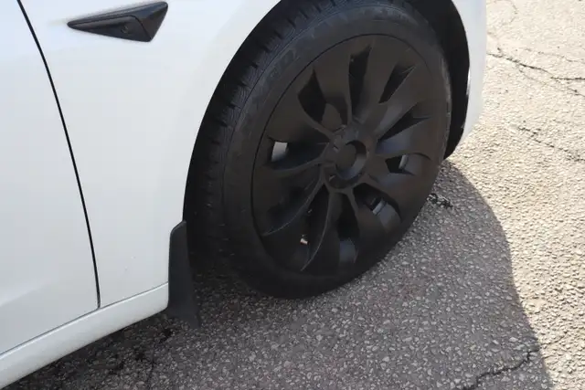 2023 Tesla Model 3 - Photo 24
