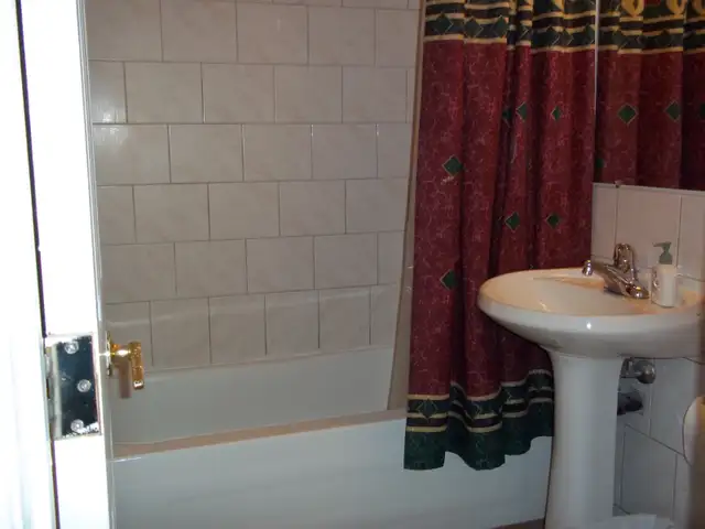STUDENT Rooming House - All included - $750 - Lower Charlotte st - Photo 9