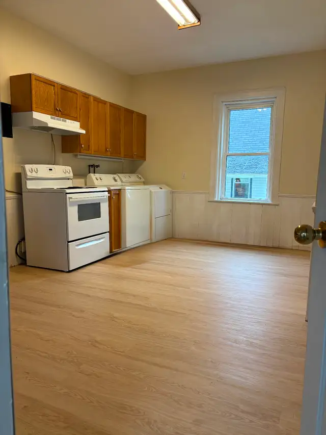 Perfect downtown location 2 bedroom apt. for rent. - Photo 2