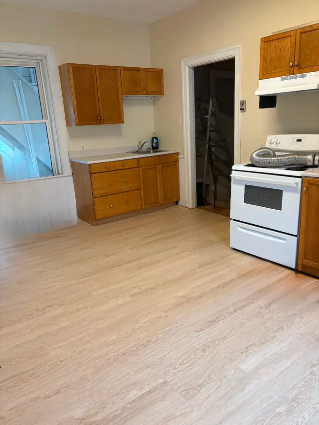 Perfect downtown location 2 bedroom apt. for rent. - Photo 3
