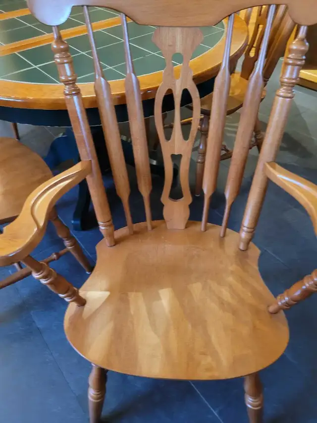 Table and Six chairs - Photo 3