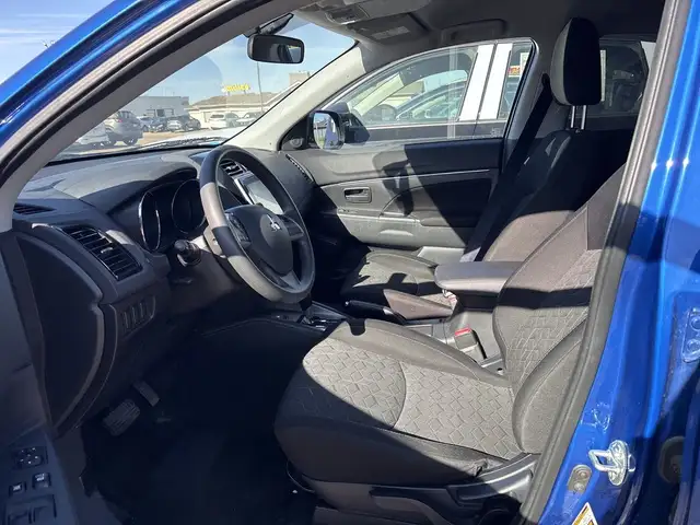 2023 Mitsubishi RVR - Photo 4