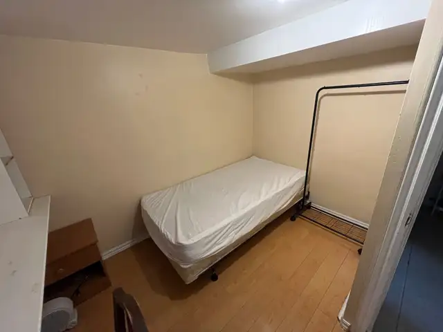 Bright basement room near Cedarvale (Eglinton W.) subway station - Photo 10