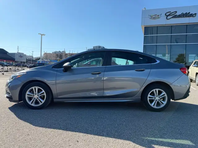 2018 Chevrolet Cruze - Photo 2