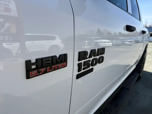 2021 Ram 1500 Classic CREW CAB! CLEAN CARFAX! 4X4! BRAND NEW BFG - Photo 11