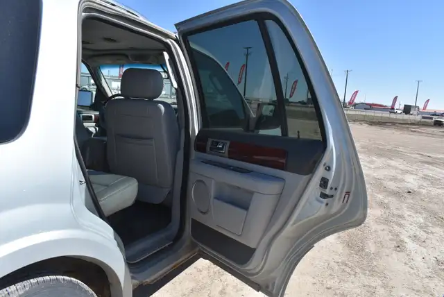 2005 Lincoln Navigator - Photo 25