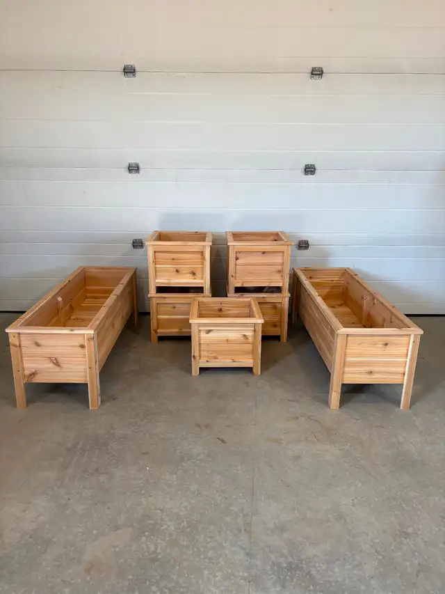 Cedar planter boxes - Photo 2