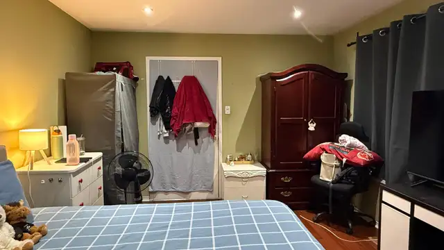 Furnished room mins from Square One (Females Only) available Jun - Photo 2