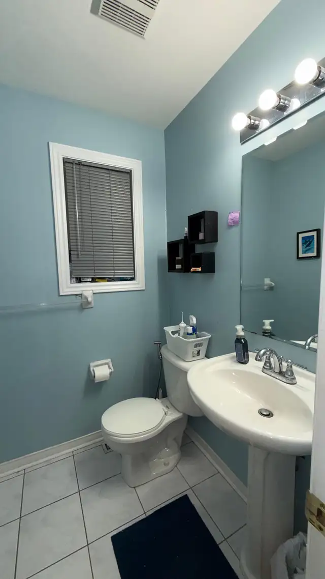 Furnished room mins from Square One (Females Only) available Jun - Photo 4