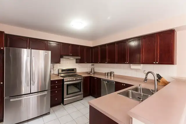 Furnished room mins from Square One (Females Only) available Jun - Photo 8