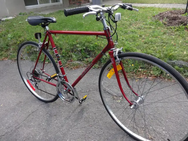 VÉLO FAVORIT DE ROUTE, FAIT EN EUROPE. 27 POUCES. PROPRE.